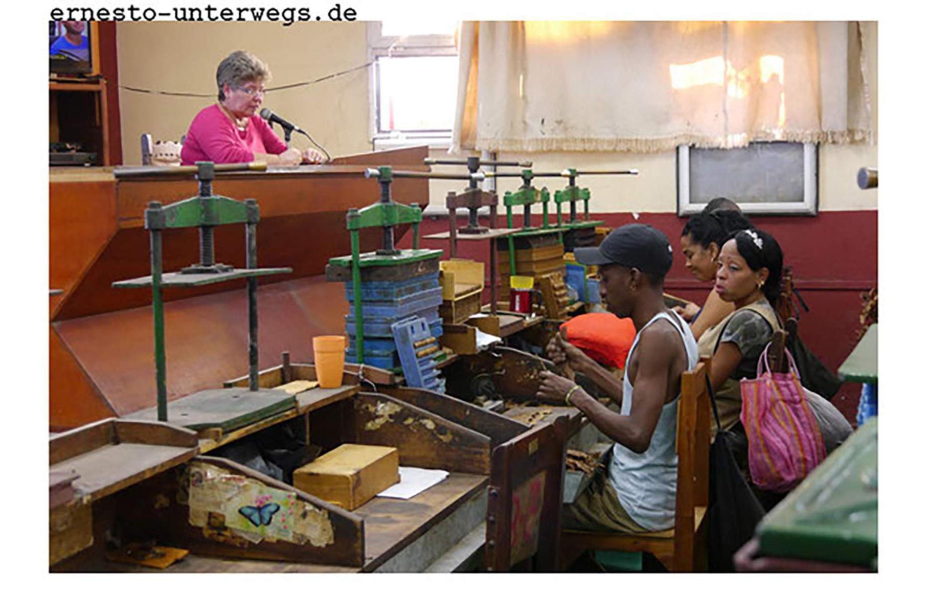 Vorleserin in Cuba