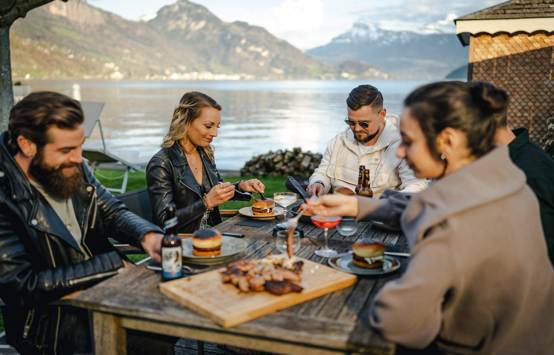Genussvolles Abendessen am See